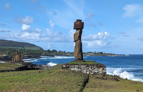 Moai with top knot